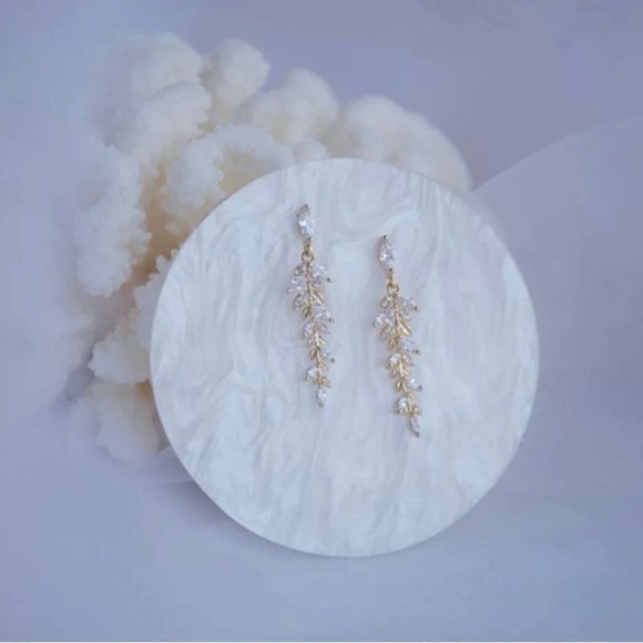 Charming & Exquisite 18k Gold Leaf Tassel Earrings - Picture 1 of 6